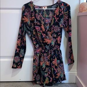 💰$10 w purchase- Long sleeve paisley romper